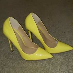 NWOT Bright Yellow Snake Embossed pumps